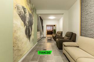 In Leupegem, een deelgemeente van Oudenaarde, bevindt zich deze gezellige, volledig gerenoveerde rijwoning met 2 slaapkamers. Dankzij de centrale ligging woont u op korte afstand van winkels, scholen en het centrum van Oudenaarde.<br /><br />De woning werd recent totaal gerenoveerd (2025) en biedt een comfortabele woonbeleving, ideaal voor starters, jonge koppels of investeerders die op zoek zijn naar een instapklare woning.<br /><br />De woning bestaat uit een inkomhal die leidt naar de lichtrijke leefruimte, een praktische en volledig ingerichte keuken en een gezellige koer met overkapping — ideaal om het hele jaar door buiten te genieten. <br /><br />Op de eerste verdieping vindt u de eerste volwaardige slaapkamer en de badkamer die voorzien is van wastafel, toilet en ruime douche. <br /><br />De tweede slaapkamer bevindt zich op de zolderverdieping en is volledig afgewerkt.<br /><br />Wenst u meer informatie of een bezoek? Neem dan zeker contact op via Ruben: 0479/60.36.94<br /><br />