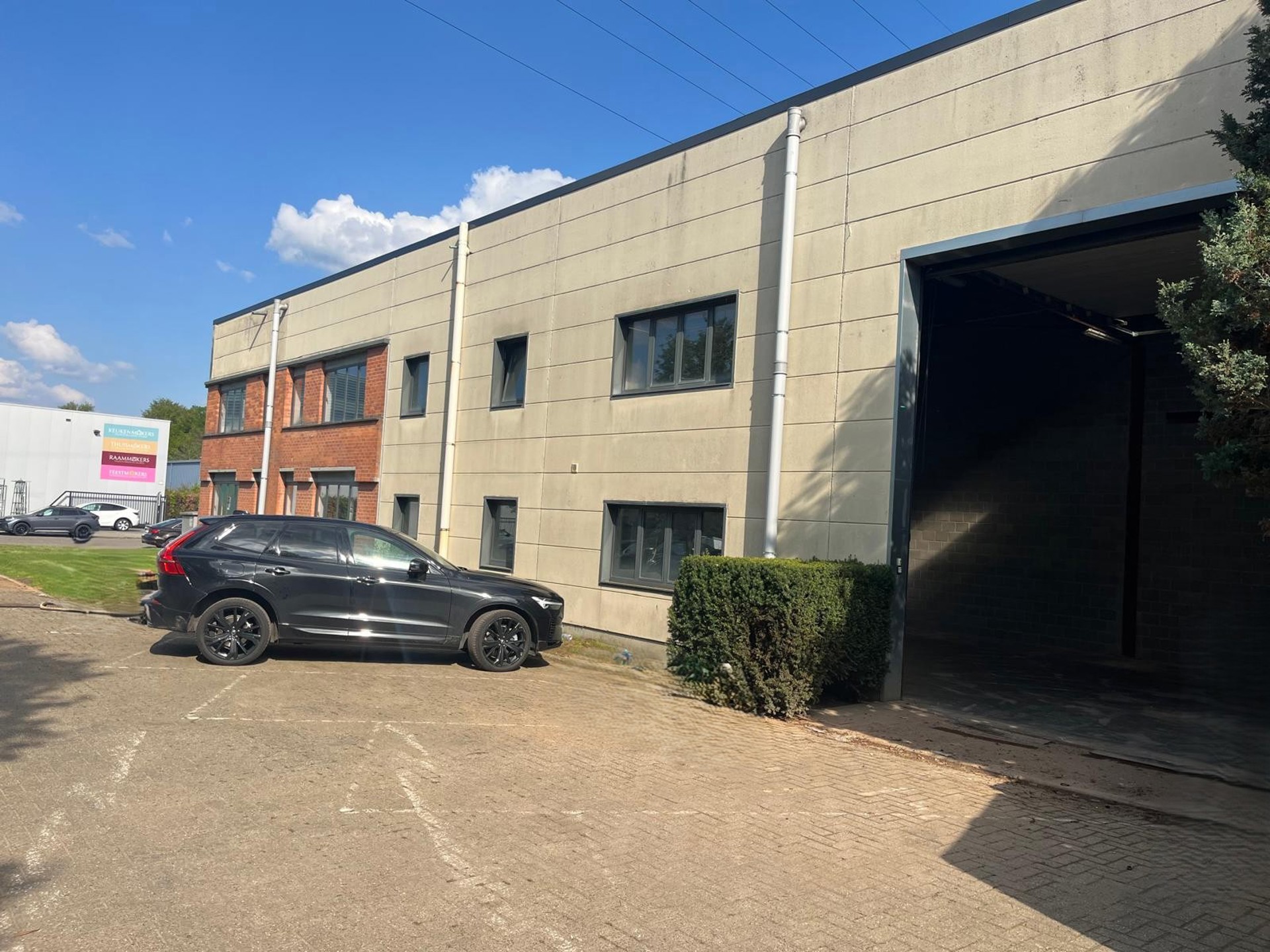 Magazijn is 159 m² en kantoor 96 m².Gelegen in de industriezone van Wijnegem.Centraal nabij de E313 en E19 en rondpunt Wijnegem.