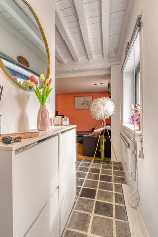 Welkom in deze ideale starterswoning op een zeer rustige locatie te Huizingen. Je wordt verwelkomd in de inkomhal die leidt naar de open keuken en leefruimte. De charmante keuken beschikt over een groot werkblad, veel opbergruimte en is voorzien van kwaliteitsvolle materialen. De leefruimte creëert een gezellige sfeer omwille van de mooie parketvloer. Via de trap kom je op de eerste verdieping terecht, hier vind je de ruime slaapkamer en de badkamer, met wastafel en douche. Ook hier een warme indruk omwille van de parketvloer in de slaapkamer. Aan de voorkant van het huis bevindt zich een ruim, zuidwest gericht terras. Daarnaast beschikt de woning over een grote tuin die helemaal tot aan de straat doorloopt. Als kers op de taart krijg je er een conforme elektriciteitskeuring bij. Geen renovatieverplichting. Deze woning is ideaal als eerste woning of als investering. Zeer rustige locatie maar toch op een boogscheut van winkels, centrum Huizingen, Lot, Halle,... Mis je kans niet om dit huis te komen bezichtigen, we kijken ernaar uit om je te mogen verwelkomen. 