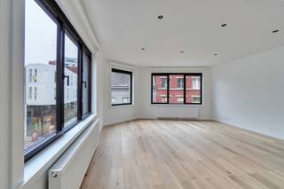Midden in het bruisende centrum van Hasselt, vindt u op de Demerstraat ter hoogte van nummer 30 op de 2de verdieping, dit volledig gerenoveerd appartement terug! Volledig gerenoveerd, instapklaar afgewerkt en in een kleinschalige residentie! Kortom een unieke aanbieding.<br /><br />De ligging is ideaal: midden in het centrum met alle faciliteiten binnen handbereik van winkels, broodjeszaak tot kappers: u vindt het hier allemaal! De centrale ligging en vlotte bereikbaarheid zijn een extra voordeel.<br /><br />Het appartement met bewoonbare oppervlakte van 117 m² werd volledig gerenoveerd alsook de gemeenschappelijke lift en inkomdeur en maakt deel uit van een kleinschalige residentie van zes appartementen.<br /><br />De indeling is als volgt: inkomhal met toegang tot de leefruimte met open keuken, dewelke volledig uitgerust is met alle toestellen (vaatwasser - oven - microgolfoven - kookplaat - dampkap - kastruimte,...). De vele raampartijen zorgen voor veel natuurlijk licht. De hal geeft tevens tot twee slaapkamers, apart toilet en de badkamer. Deze laatste is voorzien van een ruime douche, wastafel met kastruimte, kolonkast en aansluiting voor het wasmachine. Via de achterste slaapkamer is het balkon toegankelijk met extra buitenberging. <br /><br />Het dak werd in aug. 2020 vernieuwd en geïsoleerd. <br /><br />Enkele pluspunten op een rijtje:<br />+ Stijlvol en gerenoveerd appartement<br />+ Top investering<br />+ Kwalitatieve materialen<br />+ Veel lichtinval dankzij grote ramen<br />+ Midden in het centrum van Hasselt!<br /><br />U merkt het: een prachtig en stijlvol appartement op een toplocatie in het centrum van Hasselt!<br /><br />Wenst u meer info of een bezoek ter plaatse? Neem contact met Valère Vangeel op het nummer 0472 32 34 24 of mail naar valere@vestio.com