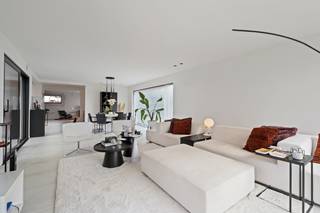 Op een toplocatie aan de Nieuwe Steenweg 8 in Nazareth bevindt zich deze prachtige, volledig gerenoveerde bungalowwoning met een...