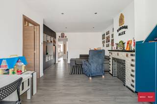 Als u op zoek bent naar een smaakvol gerenoveerd appartement op een rustige en toch centrale ligging, dan is dit uw kans! Gelegen in een kalme...
