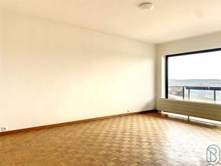 <p>Goedgelegen op 1 minuut van het station: ruime degelijk appartement met 2 slaapkamers en een terras genietend van een magnifiek uitzicht. <br /><br />INDELING: inkom met ingebouwde kasten, grote leefruimte (mooi parket) met toegang naar het terras, keuken, 2 slaapkamers, badkamer, toilet en berging. Handige extra kelderberging. <br /><br />Ideale investering, of als instap-appartement voor een single.<br /><br />Bezoek na afspraak met Immo Beguin: info@immobeguin.be</p>