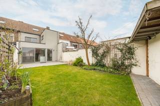 Deze stijlvolle en kwalitatief afgewerkte woning is gelegen in de gegeerde wijk Bloemendaal en biedt een perfecte combinatie van ruimte, comfort...