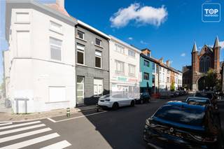Deze gezellige woning met 4 slaapkamers is gelegen op enkele minuten wandelen van het Begijnhof, een prachtig gedeelte van Gent! Een TOP locatie!<br /><br />De woning is strategisch zeer goed gelegen. Alles in en rondom Gent is te voet of per fiets te bereiken. Restaurants, bars, supermarkten en het winkelcentrum zijn dichtbij.<br />Ook het openbaar vervoer is vlakbij en brengen je zowel naar het centrum van Gent alsook naar het station Gent Dampoort en het Sint - Pieters station.<br /><br />Enerzijds is alles dichtbij, anderzijds kan je genieten van de rust. DE ideale combinatie in Gent!<br />Kortom, met de ligging van dit huis is een auto absoluut niet noodzakelijk.<br />Doch ben je op minder dan 10 min op alle belangrijke toegangswegen de E17, E40 en de R4<br /><br />De indeling is als volgt: Via de inkomhal komen we terecht in de gezellige lichtrijke leefruimte welke aansluiting geeft tot de geïnstalleerde keuken. Zowel via de keuken als de leefruimte hebben we toegang tot het terras via het schuifraam. Altijd fijn om even buiten te kunnen zitten en samen met vrienden en familie te genieten van een bbq. Het toilet is eveneens gelegen op het gelijkvloers.<br />Op de tussenverdieping bevindt zich de ruime badkamer met ligbad, douche en dubbele lavabo.<br />Zowel op de eerste als op de tweede verdieping bevinden zich telkens 2 ruime slaapkamers.<br /><br />Extra troeven :<br />- Door zijn Epc B is het een energiezuinige woning<br />- Het huis is voorzien van een heel ruime kelder<br />- De buitenruimte is een absolute meerwaarde van deze woning. <br /><br />Deze opportuniteit is ideaal voor wie in de stadsrand van Gent wil wonen. De indeling, de ruimtes en het aangename terras bieden dit huis alles om er een echte thuis van te maken<br /><br />Beschikbaar bij akte<br /><br />Interesse in deze TOPPER? Contacteer dan snel Topvastgoed voor een bezoek op het nummer 0475 700 700