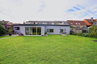 Gelegen onder de kerktoren van Opstal, in een rustige en groene omgeving, bevindt zich dit prachtig afgewerkte appartement met een ruime, onderhoudsvriendelijke tuin.<br />Dit appartement combineert kwaliteit, comfort en privacy met een uitstekende ligging.<br />Bij het binnenkomen valt meteen de ruime inkomhal op, die toegang biedt tot de verschillende vertrekken.<br />De lichte, open leefruimte vormt het hart van dit appartement. Dankzij de grote raampartijen geniet je van overvloedig natuurlijk licht en een mooi uitzicht op de tuin. De moderne keuken is volledig uitgerust met hoogwaardige toestellen, veel kastruimte en een praktische indeling – ideaal voor wie graag kookt of gasten ontvangt. Verder beschikt deze woning over twee volwaardige slaapkamers, een badkamer met ruime inloopdouche. De tweede badkamer is voorzien van een douche, deze kamer kan gebruikt worden als logeerkamer. Een grote berging zorgt voor extra opbergruimte, en er is een aparte wasplaats voorzien. De privétuin is een echt pluspunt: een oase van rust met voldoende ruim terras. Hier geniet je in alle privacy van de zon en van gezellige momenten met familie of vrienden.<br /><br />referentie: 5674