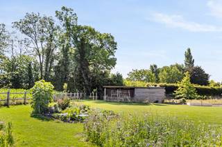 Unieke eigendom op 3.000 m² met 6 slaapkamers waarvan 2 met dressing, 2 badkamers, bureauruimtes en volledig onderkelderd (2,6 m hoog). Ingerichte keuken, vloerverwarming via warmtepomp, zonnepanelen (7.000 kWh), regenwateropvang (70.000 L met UV-filter). Dubbele garage, overdekt terras, aangelegde tuin met waterpartij, 2 paardenboxen. 2 laadpunten, B&amp;B- of kangoeroewoning mogelijk.