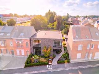 BOUWGROND 627 m² OP UNIEKE LIGGING CENTRUM VAN TERNATDoe een bod vanaf 159 000 eurUnieke ligging in de directe nabijheid van het station op wandelafstand van handelaars, scholen, banken, autosnelweg, ..Stedenbouwkundige bouwvoorschriften van RUP Assesteenweg, artikel 1 en artikel 10 (zoneB) zijn van toepassing- eengezinswoning kan gerealiseerd worden in halfopen en gesloten bebouwing- hoofdbestemming: wonen - nevenbestemming: voorzieningen op buurtniveau - aan het wonen complementaire voorzieningenInplanting: voorbouwlijn alligneren aan aanpalende woning links, rekening houdend met de bouwlijn van het rooiplan.Bouwlagen: maximaal 2 bouwlagen plus dakverdieping (max kroonlijsthoogte 7m - maximale nokhoogte 12m) deze dient afgestemd te worden op de gebouwen in de directe omgeving.Bouwdiepte: gelijkvloers 17m - eerste verieping 12m (max 3m dieper als de aanpalende woningen)