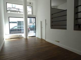 Uniek gelijkvloers appartement met één slaapkamer en gezellig koer. Recent gerenoveerd met oog voor detail. <br /><br />Centraal gelegen, en op enkele minuten stappen van het hippe Groene kwartier. Zeer makkelijk toegankelijk per fiets, auto of openbaarvervoer. <br /><br />Je komt binnen via de ruime leefruimte opgedeeld in 3 niveaus voorzien van een aangename parketvloer. Open ingerichte keuken voorzien van koelkast, vaatwasser en inductie kookvuur. Berging met aansluiting voor wasmachine. Slaapkamer met toegang tot de badkamer, met douche en toilet. <br /><br />Bijzonderheden: <br />- volledig gerenoveerd (2018)  <br />- koer<br />- fietsenberging aanwezig<br />- mogelijkheid tot het huren van een autostaanplaats<br /><br />€125 maandelijkse provisiekosten voor water, verwarming, warm water, verbruik en onderhoud van de algemene delen, huurders aansprakelijkheidsverzekering, jaarlijkse cv onderhoud. <br /><br />