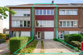 <p><span>In een rustige en residentiële wijk van Koningslo bevindt zich deze ruime bel-étage woning met garage, oprit, tuin en zolder. De woning geniet een gunstige ligging nabij winkels, scholen, openbaar vervoer en belangrijke verbindingswegen, met een vlotte bereikbaarheid van Vilvoorde, Brussel en de Ring. De woning is op te frissen, maar beschikt technisch over een goede basis. Dankzij het EPC-label C is er geen energetische renovatieverplichting, waardoor een eventueel renovatiebudget volledig naar de verdere inrichting en modernisering van de woning kan gaan. Bovendien verkeert het dak in zeer goede staat. Op het gelijkvloers vinden we een ruime inkomhal, een inpandige garage met extra bergruimte en een praktische wasplaats met rechtstreekse toegang tot de tuin. De oprit biedt plaats aan een bijkomende wagen. De eerste verdieping omvat een lichtrijke leefruimte met open keuken en grote raampartijen. Op de tweede verdieping bevinden zich twee zeer ruime slaapkamers, een badkamer met douche en wastafel en een apart toilet. De ruime zolder biedt bovendien extra potentieel en kan mits het plaatsen van een vaste trap worden ingericht als extra slaapkamer, bureau, hobbyruimte of polyvalente ruimte. Een interessante woning voor wie een thuis zoekt die naar eigen smaak gemoderniseerd kan worden in Koningslo.</span><span><br /> </span></p>