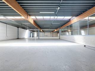 Uw nieuwe werkplek in het hart van een ambachtelijke zone te Sint-Lievens-Houtem!Deze locatie bestaat uit 2 stukken: een modern nijverheidsgebouw van...