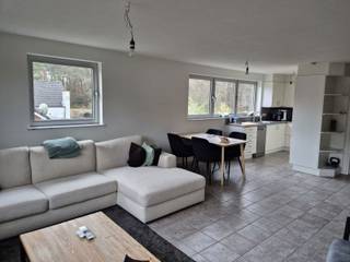 Duplex appartement, gelegen nabij het centrum.Via de trap bereiken we de eerste verdieping waar we via de inkomhal in de ruime leefruimte terecht...