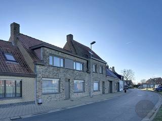 Dit charmante pand is gelegen in het schilderachtige Lapscheure te Damme. Het biedt een prachtig uitzicht over de omliggende velden en natuur, wat zorgt voor een oase van rust en sereniteit. De locatie is ideaal voor wie van wandel- en fietsroutes houdt. Bovendien bevindt het pand zich op een uitstekende locatie, op slechts een steenworp afstand van Knokke en Damme, en met een vlotte bereikbaarheid via de A11. Momenteel in gebruik als vakantiewoning!<br /><br />Indeling:<br /><br />Bij binnenkomst betreedt u de inkomhal met ingemaakte kast, die toegang biedt tot de gezellige woonkamer en de eetplaats, waar u in alle comfort kunt vertoeven. De open, volledig ingerichte keuken maakt het plaatje compleet en biedt voldoende ruimte. Aan de achterzijde van het pand bevindt zich een praktische achterbouw met een badkamer (douche), berging en wasplaats, wat het dagelijks comfort verhoogt.<br /><br />Op de bovenverdieping vindt u twee comfortabele slaapkamers. Verder is er een zolderruimte met een luik, die extra opslagruimte biedt of kan dienen als een toekomstige uitbreiding.<br /><br />De grote zonnige tuin aan de achterzijde is een absolute troef: een mooie plek met een prachtig open uitzicht, ideaal voor ontspanning, tuinieren of buitenactiviteiten. Deze tuin biedt volop mogelijkheden om van het buitenleven te genieten, en dat in alle privacy.<br /><br />Werd verhuurd als 4-sterren vakantiewoning!!! - dit kan opnieuw dienst doen als vakantiewoning maar is geen verplichting.