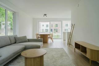Het huis beschikt over een bewoonbare oppervlakte van 117m² en een zonnige tuin, ideaal om te genieten van rust en buitenruimte.<br /><br />De indeling is praktisch en doordacht:<br />- Inkomhal met gastentoilet<br />- Een volledig uitgeruste keuken met moderne afwerking<br />- Lichtrijke leefruimte met toegang tot de tuin<br />- Een praktische bergruimte<br />- 3 volwaardige slaapkamers<br />- Een volledig uitgeruste badkamer<br />- Zolder te bereiken via vlizotrap<br /><br />Dankzij de gunstige ligging bevindt het centrum van Kortrijk zich op wandel- en fietsafstand, terwijl ook de belangrijkste invalswegen vlot bereikbaar zijn. Dit maakt het huis ideaal voor zowel eigen bewoning als investering.<br /><br />Inclusief tuinberging! <br />Verplichte aankoop van een carport (€15.000) of staanplaats (€10.000). <br /><br />Bent u op zoek naar een energiezuinige woning met tuin op een topligging in Kortrijk? Dan is dit huis in Sluis 9 zeker een bezoek waard.<br /><br />Contacteer Alissia Dewitte - 0472 18 64 21 of Sarah Hanson - 0493 25 46 80 - voor het inplannen van een bezoek of meer info. 
