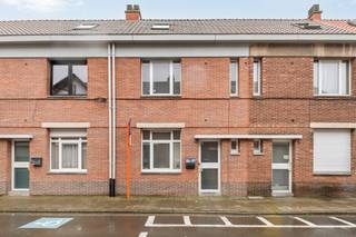 <strong>Lichte, energiezuinige en instapklare woning met 3 slaapkamers en tuin. </strong><br /><br />Deze zeer lichte gezinswoning is centraal gelegen in Turnhout nabij het kanaal Dessel - Schoten. <br /><br />Bij het binnenkomen van de woning vinden we de trap naar de eerste verdieping, hier zijn er 3 slaapkamers te vinden en een badkamer met inloopdouche en lavabo. <br /><br />Op het gelijkvloers bevinden zich een volledig ingerichte keuken, wasplaats en een ruime woonkamer die uitkijkt op de tuin.<br /><br />Bijzonderheden:<br />- EPC: -label<br />- Beschikbaarheid: 1/01/2026