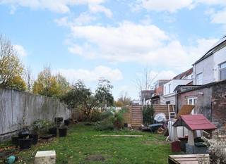 <p>Ontdek deze gerenoveerde woning in de gezellige Limbastraat 83 te Gent, waar comfort en rustig wonen hand in hand gaan. Achter de gevel schuilt een huis dat structureel werkelijk als nieuw is: een volledig vernieuwd dak, moderne isolatie en nieuwe tussenverdiepingen zorgen voor een stevige en toekomstbestendige basis. De afwerking kan je nog naar eigen smaak verfijnen, waardoor je dit huis helemaal persoonlijk kan maken.</p>
<p>De straat zelf kreeg recent een complete heraanleg, wat de buurt een bijzonder verzorgde en frisse uitstraling geeft. Het is een plek waar buren elkaar kennen en waar een warm buurtschap heerst. Zo hebben de bewoners ervoor gekozen hun kleine tuintjes samen te voegen tot één grote gedeelde tuin: een groene oase waar iedereen kan meegenieten van de buitenruimte, ideaal voor een koffie in de zon, een spelende kinderen of een gezellige zomeravond.</p>
<p>Met een EPC-score B is de woning energiezuinig en klaar voor de toekomst. Alles is technisch volledig conform, zodat je zonder zorgen kan verhuizen.</p>
<p>De ligging combineert het beste van twee werelden: een rustige woonomgeving met toch een vlotte verbinding.</p>
<p>Deze woning is de ideale kans voor wie op zoek is naar een, degelijke en sfeervolle thuis op een goede locatie in Gent.</p>