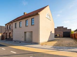 RUIME GEZINSWONING met 5 SLAAPKAMERS en een GROTE OPSLAGLOODS VAN CA. 300 m², gelegen in een RUSTIGE OMGEVING te Ouwegem (Kruisem). Deze eigendom bevindt zich op een RUIM PERCEEL van ca. 1.420 m² en biedt een BEWOONBARE OPPERVLAKTE van ca. 297 m², ideaal voor wie WONEN en WERKEN wenst te combineren. De opslagloods vormt een ABSOLUTE MEERWAARDE en is uitermate geschikt voor ZELFSTANDIGE ACTIVITEITEN, STOCKAGE of HOBBYGEBRUIK. EXTRA TROEVEN zijn onder andere de aanwezigheid van ZONNEPANELEN en een GUNSTIG EPC LABEL C. <br />Via de royale inkomhal met gastentoilet betreedt u de woning. De lichtrijke leefruimte met open ingerichte keuken valt meteen op. Op het gelijkvloers bevinden zich verder een ingerichte badkamer, een ruime slaapkamer en een grote polyvalente wasruimte met aansluitend een garage/berging. Op de 1ste verdieping vindt u 4 volwaardige slaapkamers en een 2de badkamer die nog verder kan worden ingericht naar eigen smaak. Via een vaste trap bereikt u de ruime zolderverdieping, die tal van mogelijkheden biedt voor extra kamers, hobbyruimte of bureau.<br />Buitenshuis geniet u van een aangename tuin met terras, een zijtuin en een ruime oprit met toegang tot de woning en loods.<br /><br />Adres: Ouwegemstraat 20 te Ouwegem (Kruisem)<br /><br />EPC: 255 kWh/m², G-score en P-score B, Geen renovatieverplichting van toepassing