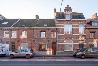 Gunstig gelegen woning met garage op 190 m² grond te Sint-Kruis Brugge. De leuke stadstuin is vol in het zuiden gelegen en de garage heeft een...