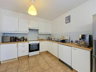 Vous recherchez un confortable appartement de 2 chambres ? La région de Zulte est-elle l'endroit idéal pour vous ?<br /><br />Cet appartement à louer à Heirweg 5/7, Olsene est situé au troisième étage d'une petite résidence. L'appartement dispose d'un salon spacieux et de 2 chambres. L'appartement est situé à Zulte, à proximité des principales routes d'accès.<br /><br />MISE EN PAGE :<br />- hall d'entrée<br />- hall spacieux<br />- cuisine installée <br />- espace de vie spacieux<br />- salle de bain avec lavabo et douche <br />- toilettes<br />- chambre 1<br />- chambre 2<br /><br />AVANTAGES :<br />+ petite résidence<br />+ emplacement central<br />+ sous-sol commun<br /><br />Le moyen le plus rapide pour visiter cette propriété ? Demandez votre visite via le bouton rouge de notre site Web (www.dewaele.com) et vous serez contacté par notre expert en location. Les rendez-vous ne peuvent pas être pris par téléphone. Si vous avez d'autres questions, vous pouvez nous contacter par téléphone au 056 605 605.<br /><br />Les images générées par l’IA sont fournies en guise d'inspiration. Elles ne tiennent pas compte des spécifications techniques, ni des renseignements urbanistiques, ni des possibilités concrètes de réalisation.