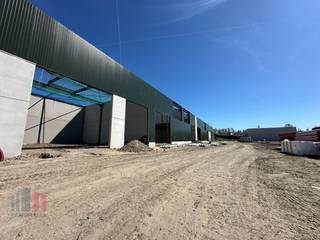 Nieuwbouw KMO-unit van 498 m² met 260 m² kantoorruimte te koop en 8 privatieve parkeerplaatsen.De loods maakt deel uit van “Apollo”, een gloednieuw...