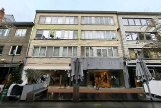 Dit appartement is gelegen op tweede verdieping van een gebouw in één van de winkelstraten van Hasselt, vlakbij de Grote Markt.Gemeenschappelijke hal...
