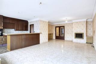 Indeling: Verdieping 5:- inkomhal voorzien van ingemaakte kasten- woon- en eetkamer- gedeeltelijk uitgeruste open keuken- aansluitende berging aan...