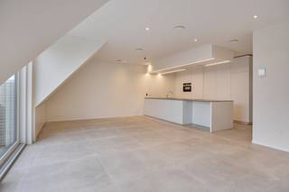 In het midden van de Ieperstraat, de winkelstraat van Poperinge, tussen de Grote Markt en het station vinden we dit nieuwbouwappartement terug. Het luxueus afgewerkt appartement bevindt zich op de bovenste verdieping van de kleinschalige residentie 't Veugeltje. Een lift is voorzien in het gebouw. Het appartement is voorzien van een hoogwaardige afwerking en modern comfort, met onder andere domotica, vloerverwarming, maatwerk, enz.<br /><br />Indeling:<br /><br />Verdieping +2:<br />- inkomhal<br />- lichtrijke leefruimte met open keuken voorzien van veel maatkasten, een keukeneiland en alle nodige toestellen (combi-oven, vaatwasser, koelkast, dubbele spoelbak, keramische kookplaat met dampkap)<br />- aansluitende, verborgen berging/wasplaats<br />- zuid-gericht terras met vergezichten<br />- nachthal met ingemaakte vestiairekast<br />- 2 ruime slaapkamers<br />- noord-gericht terras (avondzon)<br />- apart toilet<br />- moderne badkamer met dubbele wastafel in meubel, inloopdouche en ligbad<br /><br />* Gelijkvloers 0:<br />- gemeenschappelijke fietsen- en afvalberging<br />- ruime garage met automatische poort (€80/maand)<br /><br />=> EPC-label A (met zonnepanelen) <br />=> Volledig geschilderd<br />=> Onmiddellijk beschikbaar