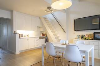 Indeling: - eetkamer met open keuken- badkamer met douche en aansluiting voor wasmachine- berging- toilet apart- slaapkamer met kleerkasten-...