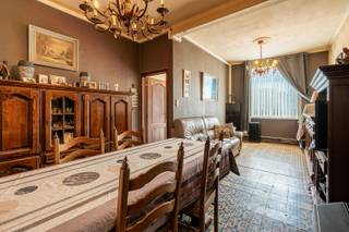 - Ideale ligging aan de Leie: Noordkaai 43 in Menen<br />- Leefruimte met gezellige gaskachel<br />- Keuken met extra eetplaats <br />- Badkamer met douche, wastafelmeubel en toilet<br />- 2 slaapkamers<br />- Zolder<br />- Omheinde tuin<br />- Conforme elektriciteit<br />- EPC: 341 kWh/m²/jaar, UC: 3241928<br />- Conformiteitsattest nog te voorzien<br />- Richtprijs: € 125.000