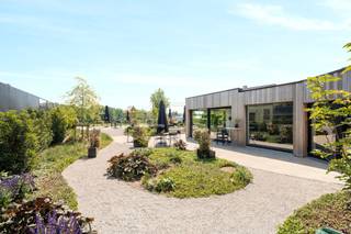 Opportuniteit: PRACHTIGE HORECAZAAK in de Vlaamse Ardennen met landelijk zicht en uitstekende passage van fietsers en wandelaars! Dit kwalitatief totaal gerenoveerd eetcafé (2023) combineert charme, professionele uitrusting en een topligging met vrij uitzicht.<br /><br />INDELING:<br />Sfeervol en lichtrijk eetgedeelte met afgewerkte bar, volledig geïnstalleerde professionele keuken, bijkeuken/berging en 5 nette toiletten. Buiten geniet u van een charmant aangelegd terras, een leuke tuin met speeltoren en een grote parking vooraan (±10 plaatsen). Er is tevens een garage aanwezig en mogelijkheid tot woonst boven de zaak.<br /><br />Wat maakt dit pand uniek?<br />♦ totaalrenovatie (nieuw dak, nieuwe elektriciteit – conform, dubbele beglazing, centrale verwarming op gas)<br />♦ EPC B – kwalitatieve materialen en afwerking<br />♦ professionele keuken (overname keuken, inboedel en handelsfonds: €200.000)<br />♦ veel passage – ideale ligging met vrij en landelijk zicht<br />♦ ruim terras en kindvriendelijke tuin<br />♦ grote parking – instapklare horecazaak met uitstraling<br /><br />Voor wie is dit pand ideaal?<br />♦ Voor horeca-uitbaters die willen starten zonder grote renovatiekosten.<br />♦ Voor ondernemers die mikken op toerisme, fietsers en wandelaars.<br />♦ Voor wie wonen en werken wil combineren op een toplocatie.<br /><br />Bezoek na afspraak met Immo Beguin, jouw vastgoedexpert sinds 2009.<br />✉️ info@immobeguin.be