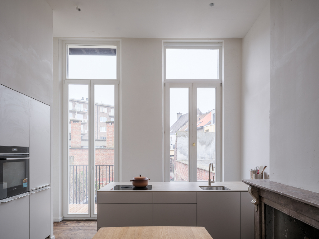 Gerenoveerd tweeslaapkamerappartement met zonnig terras in een voormalige herenwoning, nabij het historisch centrum van Gent. - foto 4