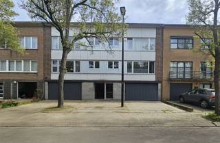 <p><strong><u>Ruim appartement met 2slps, tuin en garage.</u></strong></p><p>Het appartement is gelegen in een kindvriendelijke omgeving, nabij openbaar vervoer, scholen en winkels.</p><p><strong>Indeling : </strong><br />De inkomhal met vestiaire. Ruime leefruimte met ingerichte keuken.<br />De badkamer met ligbad en lavabo. Apart toilet en 2 slaapkamers met toegang tot het terras. <br />Aparte berging ( op het gelijkvloers).<br />Via het terras is er  een trap die toegang geeft tot de tuin.</p><p><br /><strong>Pluspunten:</strong><br />·Garage inbegrepen in de huurprijs<br />·Ruim appartement </p><p><span><span> </span></span></p>
