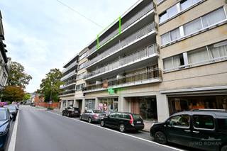 Dit zeer ruime appartement is gelegen pal in het centrum van Ronse. Op wandelafstand van de Grote Markt, de talrijk aanwezige horeca- en handelszaken in het centrum en vlakbij de stationsbuurt.<br /><br />Dit ideaal gelegen appartement betreedt u via de ruime inkomhal, met een apart gastentoilet. Aan de voorzijde zijn er de woonkamer en de geïnstalleerde keuken, met toegang tot het zonnige terras. Verder is er nog een badkamer en zijn er <strong>3 slaapkamers</strong> aan de achterzijde, die toegang bieden tot het ruime terras achteraan, waar het genieten is van de ochtendzon en zicht op de stadstuin. <br /><br />Bijkomend heeft dit appartement nog een kelderberging en een<strong> individuele garagebox</strong>.<br /><br />Meer info? Contacteer Kyamo De Smet: 0479 06 13 71 of kyamo@immoroman.be
