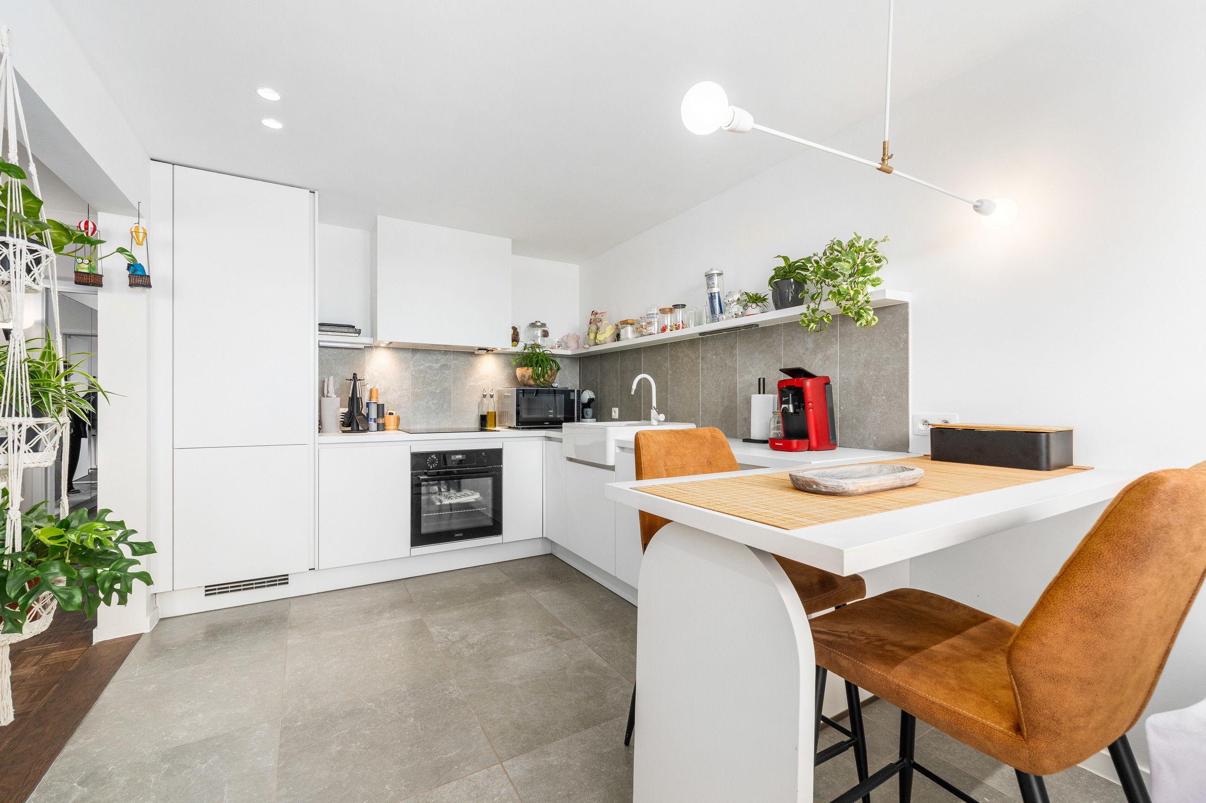 Gerenoveerd 2-slaapkamerappartement mét autostaanplaats - foto 5