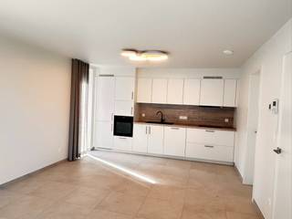 <br />Dit exclusieve appartement met 1 slaapkamer ligt in de gloednieuwe residentie Gaz’eau. Gaz’eau is een architecturaal hoogstandje in een rustige straat midden in het centrum van Hasselt (Gazometerstraat). Vanuit deze toplocatie, vlak bij de kleine ring, wandelt u zo het bruisende stadscentrum in. Het project is omgeven door groen. Bovendien bevindt u zich op een boogscheut van het station, de winkelstraten en de talrijke restaurants en cafés.<br />Het appartement van 67 m² beschikt over een lichtrijke woonkamer met grote glaspartijen die zorgen voor een overvloed aan natuurlijk daglicht. De keuken is volliedig uitgerust met de hedendaagse toestellen. Verder beschikt het appartement over een moderne badkamer, een praktische berging, een gastentoilet en een prachtig terras van ruim 16 m².<br />De woning wordt momenteel volledig geschilderd en voorzien van verlichting en gordijnen, zodat deze medio september volledig instapklaar is. In de kelderverdieping hoort een extra berging bij het appartement.<br /><br />Troeven van dit appartement:<br /> - Eerste bewoning: Alles is gloednieuw en ongebruikt.<br /> - Toplocatie: Rustig gelegen in het centrum van Hasselt.<br /> - Luxeafwerking: Hoogwaardige materialen en modern comfort.<br /> - Duurzaam: Energiezuinige verwarming via een gezamenlijke warmtepomp.<br /><br />Financieel:<br />Vaste kosten: €75 per maand.<br />Energie: Bijkomende service voor de verwarming via de warmtepomp.<br /><br />Bezichtigen?<br />Wenst u dit appartement te bezoeken? Maak snel een afspraak met Valère Vangeel via valere@vestio.com of 0472 32 34 24.<br />Je kan je huurdersprofiel alvast aanmaken om in aanmerking te komen voor een bezichtiging via volgende link:<br /><br />https://mijnhuurprofiel.be/property/6cf44777-ea5d-44c0-8957-fab297f9d936/login<br />