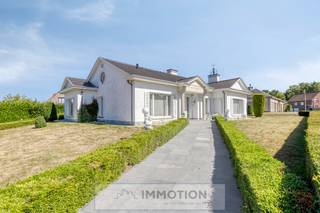 Op een toplocatie in Hoog Kortrijk vindt u deze charmante gelijkvloerse villa, gebouwd in de jaren ’70 en nog steeds bewoond door de eerste eigenaar.<br /><br />In de jaren 2000 werd de woning grondig en smaakvol gerenoveerd, met oog voor kwaliteit en detail.<br /><br />Op het gelijkvloers vindt  u een ruime inkomhal en een uiterst royale leefruimte met gashaard.<br />De volledig ingerichte keuken sluit naadloos aan op een praktische berging, een wasplaats en een inpandige garage.<br />Verder beschikt de villa over twee ruime slaapkamers, een badkamer met ligbad én douche, 2 toiletten én een privé-sauna.<br />Er is tevens een geïsoleerde zolder voor stockage.<br /><br />Aansluitend bevindt zich een tuin met tuinhuis en ruime zonnige terrassen.   <br /><br />Bent u op zoek naar een comfortabele, goed gelegen woning in een rustige buurt ?<br /><br />Dan is deze villa beslist een bezoek waard !<br /><br />Voor een persoonlijke afspraak of meer informatie kunt u rechtstreeks contact opnemen met Christophe op het nummer 0497 41 37 37 of stuur een mail naar christophe@immotion.be.