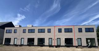 <p><span>Bijzonder energiezuinige nieuwbouwwoning te Wilsele.</span></p><p><span> </span></p><p><span>Deze gloednieuwe woning heeft 4 slaapkamers, een volledig uitgeruste keuken en badkamer. Deze biedt u niet alleen optimaal comfort maar ook een lage energiefactuur.</span></p><p><span>Daar er bijzonder veel rekening wordt gehouden met optimalisatie van het leefmilieu (verwarming, ventilatie, isolatie...) bekomt men een zeer streng E-peil </span></p><p><span>Ook de indeling van de woning is bijzonder praktisch. De gelijkvloerse verdieping is voorzien van een handige inkomhal met gastentoilet, grote leefruimte en open keuken met kookeiland (uitgerust met Miele toestellen). De berging biedt extra opbergruimte.</span></p><p><span> </span></p><p><span>De bovenverdieping is bereikbaar via een mooi afgewerkte eiken trap. Dankzij de 4 slaapkamers is er aan slaap-/hobby-/thuiswerkruimte geen gebrek!</span></p><p><span>Deze verdieping geniet ook van een apart toilet. De badkamer is volledig afgewerkt met een douche, ligbad en dubbele wastafel.</span></p><p><span> </span></p><p><span>Het dak is voorzien van zonnepanelen en de woning is voorzien van een thuis batterij. </span></p><p><span>Verwarming a.d.h.v. een lucht/lucht-warmtepomp. Warm water via een warmtepomp boiler.</span></p><p><span>Vooraan de woning is er parkeerplaats de wagen voorzien en er is een laadpaal aanwezig voor elektrische wagens. </span></p><p><span>Daarnaast is er uiteraard ook nog een waterput aanwezig.</span></p><p><span> </span></p><p><span>De woning is onmiddellijk beschikbaar voor korte duur huurovereenkomsten.</span></p><p><span>De tuin zal later dit jaar aangelegd worden. Deze is voorzien van een fijn terras en een mooi stuk tuin met grasplein dat makkelijk te onderhouden is. Er is reeds een tuinhuis voorzien.</span></p><p><span>Interesse in deze nieuwbouw woning? vraag uw bezoek aan via onze website!</span></p><p><span> </span></p>