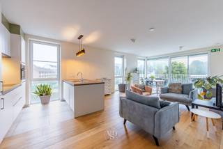Dit recente appartement werd opgeleverd in 2023 en is voorzien van alle luxe en hedendaags comfort. Zo beschikt dit appartement onder andere over een BVO van 80 m² en een EPC-score van 45 kWh/(m² jaar).<br /><br />Qua indeling is er een inkomhal voorzien met gastentoilet, die leidt naar de ruime en lichtrijke leefruimte met open, geïnstalleerde keuken, die naadloos aansluit op het ruime terras.<br />De inkomhal is tevens voorzien van een maatwerkkast met legplanken en kapstokruimte. <br />Verder is er één ruime slaapkamer voorzien met ingemaakte kledingkast, een badkamer met inloopdouche en dubbele lavabo én een berging met onder andere aansluitingen voor de wasmachine en droogkast.<br /><br />Dit appartement is technisch volledig in orde en voorzien van onder andere vloerverwarming, een E-peil onder de 30, een conforme elektrische keuring, ventilatiesysteem type D, (zonne)screens met afstandsbediening aan alle ramen voorzien, extra stopcontacten ingewerkt in de vloer, ... . <br />Het appartement wordt gemeubeld aangeboden.<br /><br />Bij het appartement horen een ondergrondse autostaanplaats, een bovengrondse autostaanplaats én een kelderberging voor extra stockage, allen inbegrepen in de vraagprijs.<br />Er is eveneens een gemeenschappelijke fietsenstalling voorzien. <br /><br />De ligging, zowel in het centrum van de gemeente als aan de Schelde, is uitzonderlijk te noemen. Winkels, horeca ... bevinden zich op wandelafstand.<br />De nabijheid van de Schelde zorgt voor eindeloos fiets-, loop- en wandelplezier.<br /><br />Ook het mobipunt, het treinstation van Gavere-Asper, alsook de verbindingsweg N60, zorgen voor een vlotte bereikbaarheid richting Oudenaarde en Gent.<br /><br />Kortom, bent u op zoek naar een hedendaags appartement, voor eigen bewoning of als investering? Dan nodigen wij u graag uit voor een vrijblijvend bezoek ter plaatse.