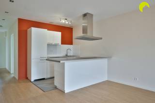 <p><span>In een autoluwe tuinstraat in Deurne-Zuid vinden we dit 100% instapklaar appartement op de 2de verdieping van een klein gebouw zonder lift.</span></p><p><span>We bevinden ons in een zijstraat van de Boekenberglei, pal tussen de Groenenhoek en de Unitaswijk. Een koffie drinken bij zuurdesembakkerij Bloemberen? Check! Een picknick in het Boekenbergpark? Check! </span></p><p><span>Tal van hot spots vind je hier op wandelafstand. En wil je toch eens naar 't Stad? Dan liggen bus- en tramhaltes eveneens vlakbij.</span></p><p><span> </span></p><p><span>Het appartement werd in 2016 volledig gerenoveerd en ook recent werden er nog diverse updates gedaan; zo werd de zijgevel geïsoleerd en kwam er een ventilatiesysteem type D in heel het appartement. Dankzij deze verbeteringen zal het epc-label dat momenteel in opmaak is, een B vertonen (het vorige epc is label C).</span></p><p><span>Het dak werd geïsoleerd met 12 cm isolatie en overal zijn er nieuwe ramen met hr-glas. Binnenkort komt er trouwens nog een nieuwe voordeur.</span></p><p><span>Het appartement is verder ook asbestveilig en de elektriciteit is conform tot 2040.</span></p><p><span> </span></p><p><span>Kortom: hier kun je gewoon je verhuisdozen uitpakken en klaar is Kees!</span></p><p><span> </span></p><p><span>Indeling:</span></p><p><span>Lichte living op een neutrale laminaatvloer met een open, ingerichte keuken voorzien van alle toestellen. Een stijlvolle badkamer met douche, lavabo en toilet. Aparte wasberging. Twee slaapkamers aan de achterzijde waarvan één toegang biedt tot een balkon waar je geniet van de ochtendzon.</span></p><p><span>Bij het appartement hoort een grote kelderberging van +- 15 m².</span></p><p><span>Alle meters zijn individueel. Geen syndicus en amper gemeenschappelijke kosten (enkel de elektriciteit op de gang en de blokpolis van het gebouw).</span></p><p><span> </span></p><p><span>nuttige informatie:</span></p><p><span>- EPC 292 kWh (m²/jaar)</span></p><p><span>- P- en G-score A</span></p><p><span> </span></p><p><span>Maak nu je afspraak! Bel 03-449 42 41 of mail naar hallo@habicom.be</span></p><p><span>Benieuwd naar de waarde van jouw woning? Check het gratis op <span>www.watismijnhuiswaard.be</span></span></p><p><span> </span></p><p><span> </span></p>