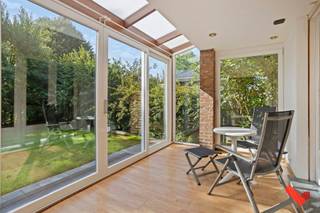 À Groot Overlaar 46 à Tirlemont, découvrez cette maison quatre façades qui allie espace et possibilités. Avec une surface habitable de 172 m²,...