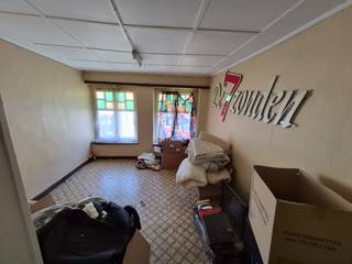 <u><strong>PLUSPUNTEN:</strong></u><br />+ Direct rendement als investering<br />+ Rustig gelegen in hartje Sint-Truiden<br /><br />Dit gaat om een totaalrenovatie van een zeer centraal gelegen woning met 2 slaapkamers en 1 badkamer. Met deze super charmante gevel en tuin kan je alle kanten uit! Voor wie houdt van de natuur, kunnen de Vesten fungeren als achtertuin. <br /><br />De woning is momenteel verhuurd wat maakt dat dit tevens een interessante investering is:<br />Basishuurprijs: € 250/m.;<br />Geïndexeerd: €366,59/m.<br /><br /><span>Via volgende link </span><span>https://www.vlaanderen.be/bouwen-wonen-en-energie/kopen-en-verkopen/een-huis-of-appartement-kopen/renovatieverplichting-voor-residentiele-gebouwen#q-5834439b-e709-4fcd-b487-415ea4d1aaa1</span><span> kan je terugvinden dat een onroerend goed dat voorkomt op de vastgestelde inventaris van bouwkundig erfgoed, vrijgesteld is van de renovatieverplichting voor residentiële gebouwen.</span><br /><br />Zeer geschikt als project voor wie graag de handen uit de mouwen steekt.<br /><br /><u><strong>CONTACT:</strong></u><br />Zie jij al het potentieel dat dit pand te bieden heeft? <br />Contacteer mij voor meer info of een vrijblijvende afspraak op 0475/47.44.50.<br /><br /><em>De vermelde oppervlaktes zijn slechts indicatief. Katrien Wouters - creating IMMOtions kan niet verantwoordelijk gesteld worden voor de juistheid van de aan haar verstrekte gegevens. </em>