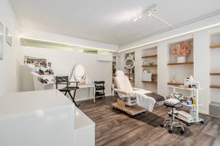 <p>Ben je op zoek naar een instapklaar handelspand met verschillende commerciële mogelijkheden op een topligging in het centrum van Aalst? Gevonden!</p>
<p>In het Krooncenter, midden in het verkeersvrije centrum van Aalst, bevindt zich dit veelzijdige handelspand van 144m². Het pand is bereikbaar via zowel de Korte Zoutstraat als de Kroonparking en grenst rechtstreeks aan een publieke parking met plaats voor 118 wagens. Ook de E40 bereik je binnen enkele minuten, waardoor het pand bijzonder vlot toegankelijk is voor klanten, medewerkers en leveranciers.</p>
<p>Het handelspand is volledig instapklaar en vereist geen renovatiewerken. Momenteel is het ingericht als schoonheidssalon, maar dankzij de ruime en flexibele indeling leent het zich eveneens uitstekend voor een praktijk, kantoor, opleidingsruimte of andere commerciële dienstverlening. Het pand beschikt over een gunstig EPC label en vier airco’s. Ook het bestaande klantenbestand van 600 personen kan kosteloos worden overgenomen. De aanwezige meubels en inrichting zijn bespreekbaar met de eigenaar.<br />Ook voor investeerders vormt dit een interessante opportuniteit dankzij de commerciële centrumligging, de uitstekende bereikbaarheid en de brede verhuurbaarheid voor uiteenlopende handels- en praktijkactiviteiten.</p>
<p>De inkom geeft toegang tot een ruime ontvangst- en wachtruimte met koffiehoek en kassazone. Verder zijn er verschillende, afzonderlijke behandelingsruimtes die ook perfect terug tot 1 ruimte kunnen worden gezet. Op de bovenverdieping beschikt het pand over een kitchenette, sanitair, een technische berging en bijkomende ruimtes.</p>