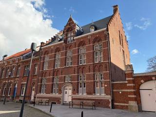 <p><strong>Gerenoveerd gelijkvloers appartement in beschermd monument, met 1 slaapkamer en badkamer ensuite, keuken met keukeneiland, gastentoilet, tuin met terras, gemeenschappelijke tuin, fietsenberging en kelderberging. Gemeenschappelijke kosten forfait: €50 per maand. EPC 262kWh/m². Beschikbaar vanaf 01/05. <br /><br />Ligging</strong>: Rustig, maar centraal gelegen op het Kerkplein in Turnhout, dichtbij de Grote Markt.</p>
<p><strong>Indeling</strong>: Woonkamer, open keuken, gastentoilet, slaapkamer, badkamer, terras, tuin, gemeenschappelijke fietsenberging en kelderberging.</p>
<p><strong>Omschrijving</strong>: Charmant gerenoveerd gelijkvloers appartement met een lichtrijke woonkamer, open keuken, apart toilet, slaapkamer en badkamer uitgerust met een dubbele lavabo en een bad-douchecombinatie. De hoge plafonds en de schuifdeuren tussen de keuken en de woonkamer versterken het gevoel van ruimte en licht, en zorgen voor een aangename, open leefomgeving. De moderne keuken is volledig voorzien van een kookplaat met geïntegreerde dampkap, vaatwasser, koelkast en combi-oven. Vanuit de aangename leefruimte heeft u directe toegang tot de tuin, die zowel een privatief als een gemeenschappelijk gedeelte omvat. Daarnaast beschikt het appartement over een gemeenschappelijke bovengrondse fietsenberging en een kelderberging. <span></span></p>
<div>
<section>
<div>
<div>
<div>
<div>
<div>
<div>
<p>Het pand werd volledig gerenoveerd volgens de huidige normen en is uitgerust met vloerverwarming, een warmtepomp en een moderne, nieuwe keuken. Tegelijkertijd werden authentieke elementen van het gebouw zorgvuldig bewaard en gerestaureerd, wat zorgt voor een harmonieuze combinatie van hedendaags comfort en historische charme. Het appartement maakt deel uit van het oude pastorie-klooster uit 1908 tegenover de mooie Heilig Hartkerk.</p>
<p>Sinds de opmaak van het vorige EPC-attest zijn verschillende verbeteringswerken uitgevoerd die de werkelijke energieprestatie hebben verhoogd. In de advertentie wordt momenteel nog het bestaande EPC-attest vermeld, waarin deze verbeteringen nog niet zijn opgenomen.<br /><br />De gemeenschappelijke kosten bedragen forfaitair €50 per maand. Beschikbaar vanaf 01/05.</p>
</div>
</div>
</div>
</div>
</div>
</div>
</section>
</div>