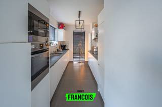 Moderne halfopen woning in Scherpenheuvel<br /><br />Ontdek deze instapklare woning te koop in het charmante Scherpenheuvel-Zichem, waar ruimte, licht en comfort naadloos samenkomen.<br /><br />Deze gezellige gezinswoning uit 2019 biedt maar liefst 230 m² bewoonbare oppervlakte en is afgewerkt met oog voor detail. De lichtrijke leefruimte vormt het hart van de woonst en sluit naadloos aan op de moderne keuken. Met vier volwaardige slaapkamers en een stijlvolle badkamer is dit huis perfect voor gezinnen die ruimte zoeken. Buiten geniet u van een grote tuin en een aangenaam terras, ideaal voor ontspanning in alle rust. De ligging is een absolute troef: rustig wonen in Scherpenheuvel-Zichem en toch vlakbij het centrum, winkels en scholen. Bovendien beschikt de eigendom over een inpandige garage en extra parkeermogelijkheden buiten.<br /><br />Interesse in deze ruime woning in Scherpenheuvel-Zichem? Neem vandaag nog contact op via rotselaar@immofrancois.be of 016/946.945 en plan uw bezoek. Wij zijn actief in onder andere Rotselaar, Wilsele, Holsbeek, Haacht, Keerbergen, Tremelo, Aarschot en Scherpenheuvel, en begeleiden u graag bij elke stap.<br /><br />Woning verkopen in Scherpenheuvel-Zichem? Vraag je gratis schatting aan bij Immo Francois via rotselaar@immofrancois.be.<br /><br />