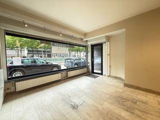 Gelegen op een uiterst centrale locatie aan de prestigieuze Britselei 26 in Antwerpen, bieden wij deze instapklare kantoor- of handelsruimte te koop aan. Met een bruikbare vloeroppervlakte van 95 m², combineert dit pand functionele indeling met een uitstekende visibiliteit op een drukke invalsweg naar het stadscentrum.<br /><br />De ruimte beschikt over meerdere toegangen, wat flexibiliteit biedt in gebruik en indeling, ideaal voor ondernemers, vrije beroepen of investeerders. Intern is het pand uitgerust met een praktisch keukentje en sanitaire voorzieningen, wat bijdraagt aan het dagelijks comfort voor personeel en bezoekers.<br /><br />Dankzij de zeer centrale ligging, vlakbij het justitiepaleis, het stadspark en talrijke openbaarvervoersverbindingen, geniet deze locatie van een hoge passage en uitstekende bereikbaarheid, zowel te voet, per fiets als met de wagen.<br /><br />Kortom, een veelzijdige ruimte op een toplocatie – ideaal voor wie op zoek is naar een goed gelegen kantoor of handelsruimte met sterke zichtbaarheid in hartje Antwerpen.