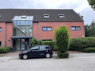 Zonnig dakappartement op 2de verdieping in doodlopende straat met 2 slaapkamers, woonkamer met open keuken, ruime bergzolder, zuid-gericht terras...