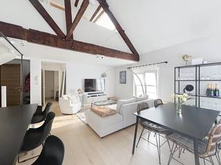 Op zoek naar comfort in het centrum? Dit ruime appartement ligt vlak naast ’t Zand. Je vindt er een royale leefruimte met een gezellige open keuken, 2 slaapkamers en 2 badkamers. Perfect voor wie houdt van luxe, ruimte en de bruisende binnenstad op wandelafstand.Indeling: 2°V.: inkom met afzonderlijk toilet - woonkamer (33m²) in parket - open keuken voorzien van vaatwas, kookplaat en dampkap, oven, spoelbak en aansluiting wasmachine - slaapkamer 1 (15,5m²) met aansluitend badkamer (6m²) voorzien van ligbad en lavabo. 3°V.: overloop - slaapkamer 2 (14,5m²) - badkamer (5m²) voorzien van inloopdouche, toilet en lavabo.Algemeen: - Huurprijs: € 950,00/maand - Forfait gemeenschappelijke kosten: € 30,00/maand- Beschikbaar vanaf: 01/08/2026- parking ´t Zand dichtbij De snelste manier om een bezoek te brengen aan dit pand? Vraag je bezoek aan via de roze knop op onze website (www.dewaele.com) en je wordt gecontacteerd door onze verhuurexpert Broes.Telefonisch kunnen er geen afspraken gemaakt worden. Bij andere vragen kun je ons telefonisch contacteren via 050 444 999.