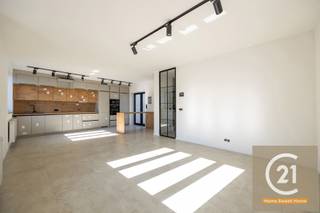 Fully renovated exceptional apartment (142 m²)Discover this stunning fully renovated apartment offering modern and luxurious features. With a total...