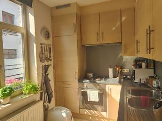 Deze charmante woning is rustig gelegen in een zijstraat van de prachtige Coupure, midden in het centrum van Brugge. Dankzij de uitstekende ligging bevinden winkels, horecazaken, scholen en openbaar vervoer zich op wandelafstand.<br /><br />Via de inkomhal kom je in de praktische keuken, voorzien van een oven, koelkast, kookplaat, spoelbak en voldoende kastruimte. Aansluitend bevinden zich een gastentoilet en een berging met aansluitingen voor een wasmachine en droogkast. Ook de technische installaties zijn hier ondergebracht.<br /><br />Verder kom je terecht in de lichtrijke, open leefruimte met eetplaats. Vanuit de leefruimte heb je toegang tot het stadstuintje. Een absolute meerwaarde is de extra doorgang achteraan de tuin, wat zorgt voor een vlotte bereikbaarheid.<br /><br />Op de eerste verdieping bevinden zich twee volwaardige slaapkamers en de badkamer, uitgerust met een douchecabine en wastafel. <br /><br />Er is voldoende parkeergelegenheid in de straat en de verwarmingsketel werd vernieuwd in 2025. <br /><br />Beschikbaar: 1 november 2026<br /><br />