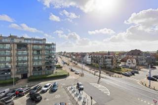 Koksijde : Op het gezellige Zouavenplein in Koksijde bevindt zich dit prachtig gerenoveerde appartement van 60 m² met twee slaapkamers. Het appartement werd volledig vernieuwd met oog voor detail en straalt een moderne, frisse sfeer uit. De lichtrijke leefruimte sluit naadloos aan bij de open en volledig ingerichte keuken, terwijl de slaapkamers voldoende ruimte en comfort bieden. De badkamer werd stijlvol afgewerkt met een eigentijdse inrichting. Dankzij de centrale en toch rustige ligging geniet je hier van de perfecte combinatie van gezellig wonen en de nabijheid van zee, strand, winkels en openbaar vervoer. Ideaal als vaste woonst, tweede verblijf of slimme investering.<br /><br />Troeven :
<ul><li>Centrale ligging! </li><li>Top afwerking! </li><li>Nabij de zeedijk! </li></ul>
<br />Meer informatie? Contacteer ons op 058 51 23 23 of op christian@eraservimo.be